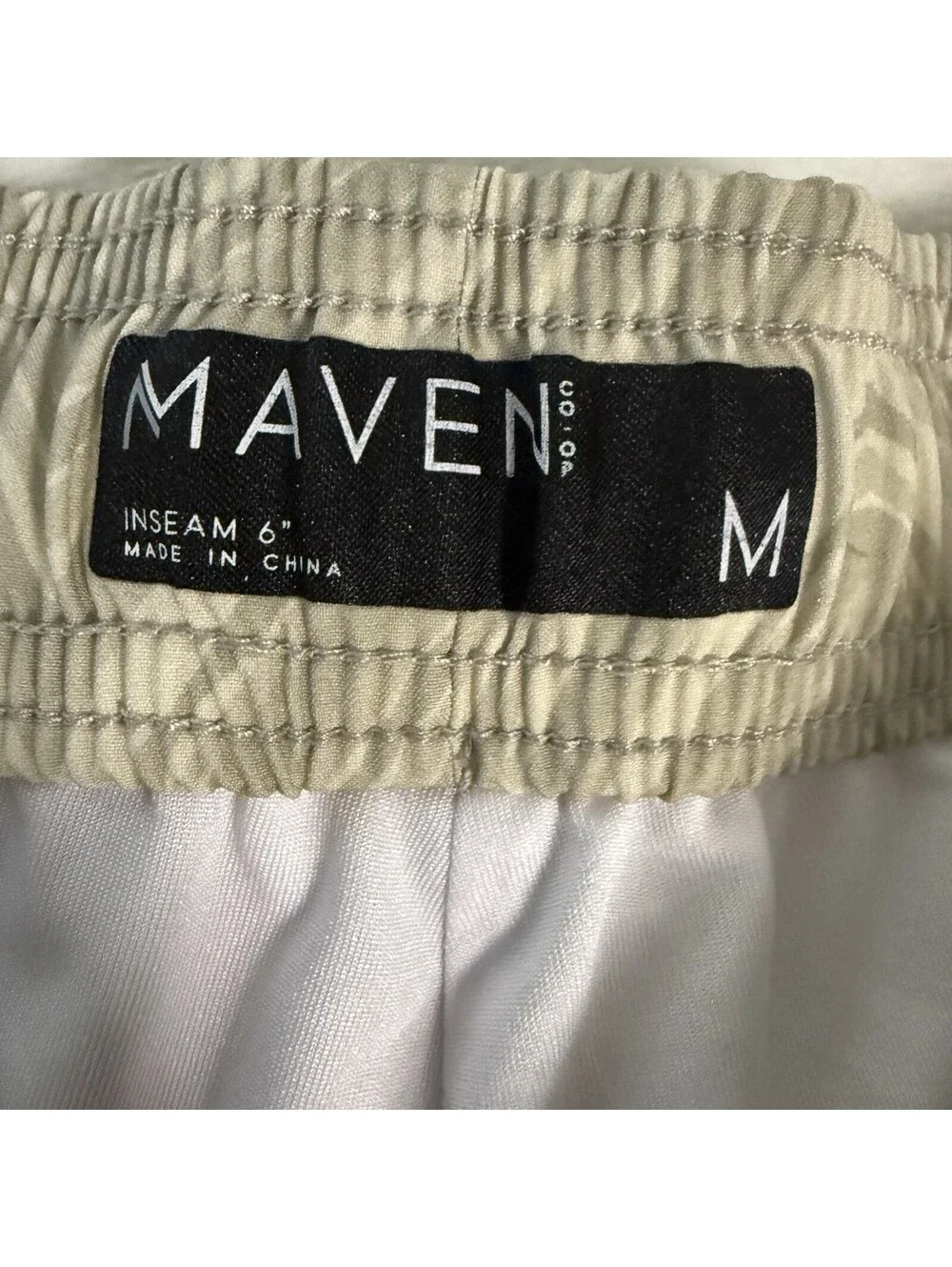 Maven Co-Op Buckle Men’s Swim Trunks M 6” Inseam Geometric Tan Board Shorts